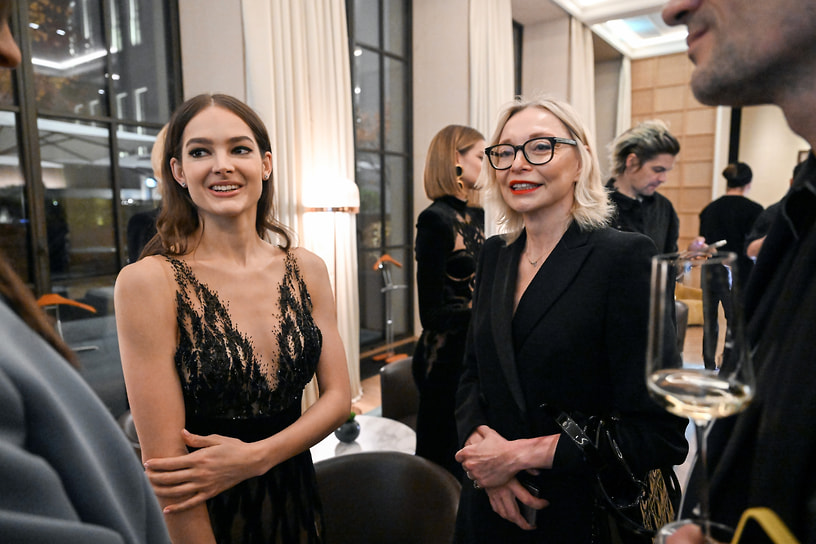 Балерина Элеонора Севенард (слева) и журналист Виктория Давыдова во время показа коллекции FW&#39;25/26 на закрытом вечере YANINA Couture