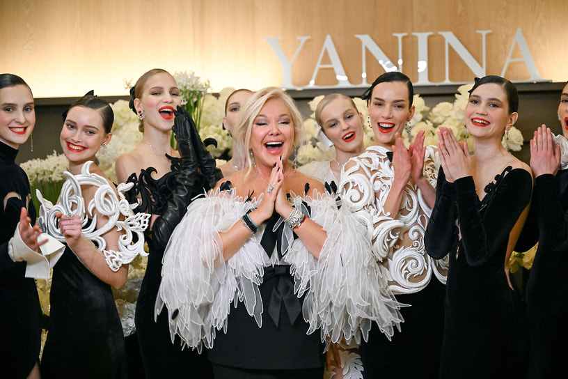 Модельер Юлия Янина (в центре) во время показа коллекции FW&#39;25/26 на закрытом вечере YANINA Couture