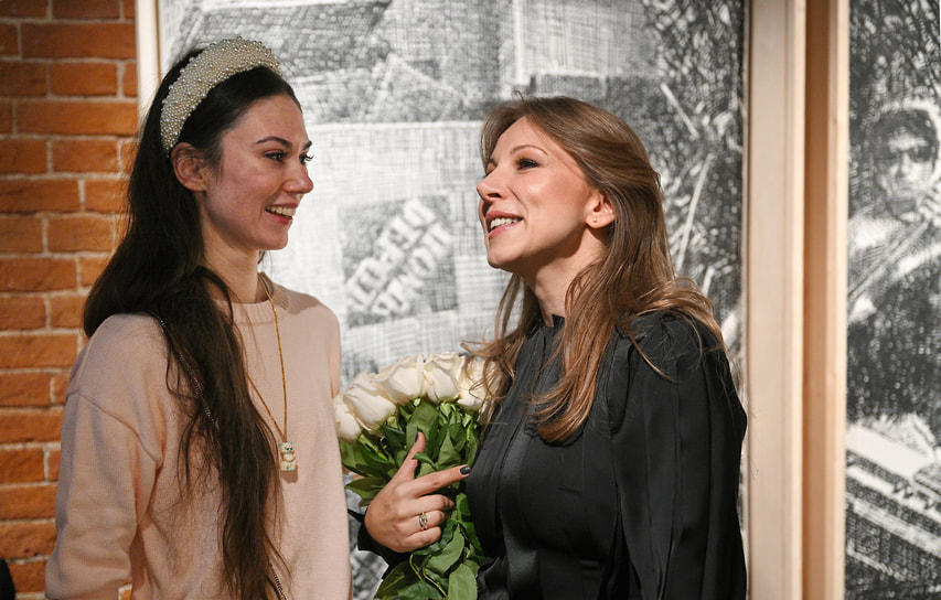 Исскусcтвовед, основатель школы Masters Полина Бондарева (справа) и художница Алина Глазун на открытии нового пространства школы Masters masters:DOM 