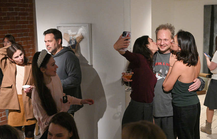 Художник Петр Кирюша (второй справа) на открытии нового пространства школы Masters masters:DOM 
