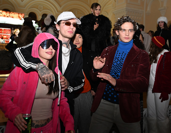 Музыкант, продюсер Moneyken (второй слева), певица, блогер Инстасамка (слева) и актер Слава Копейкин на модном показе иностранных брендов «Боско»