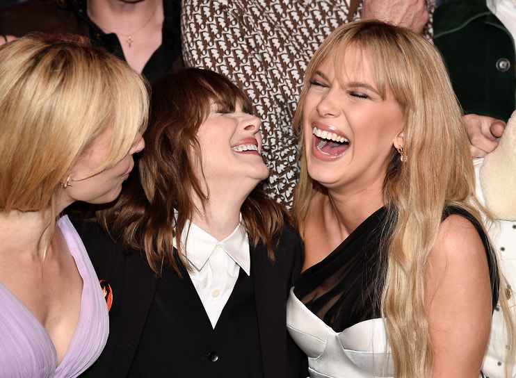 Партнерами Вайноны Райдер по съемкам в «Очень странных делах» являются актрисы Кара Буоно (слева) и Милли Бобби Браун