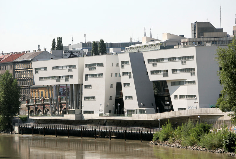 Жилой комплекс «Дом Захи Хадид» в Вене, построенный в 2005 году. Проект оказался неудачным из-за расположения над метромостом. В 2020 году здание было переименовано в Шпителляю, украшено граффити и оборудовано под многоярусную парковку