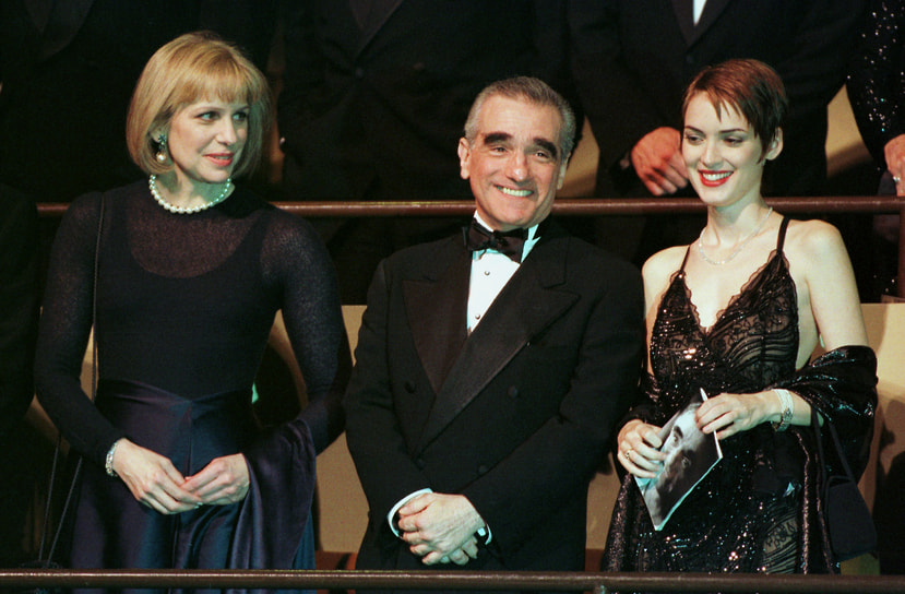 «Я странная, сумасшедшая, образованная, дикая, мягкая, замкнутая, бережливая, скучная, романтичная, эгоистичная, горделивая, жестокая, мрачная, милая, а самое главное — я наконец разобралась с этим интервью»&lt;br>
В 1993 году в прокат вышла картина Мартина Скорсезе «Эпоха невинности». За работу в картине Вайнона Райдер была номинирована на «Оскар» в категории «Лучшая актриса второго плана». За роль Мэй Велланд актриса получила «Золотой глобус»&lt;br>На фото: режиссер Мартин Скорсезе, актрисы Вайнона Райдер и Хелен Моррис