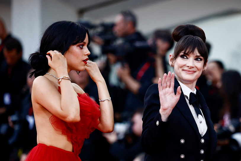 В 2024 году актриса вернулась к роли Лидии Дитц в картине «Битлджус 2»&lt;br>
На фото: с актрисой Дженной Ортегой на премьере «Битлджус 2» в Венеции