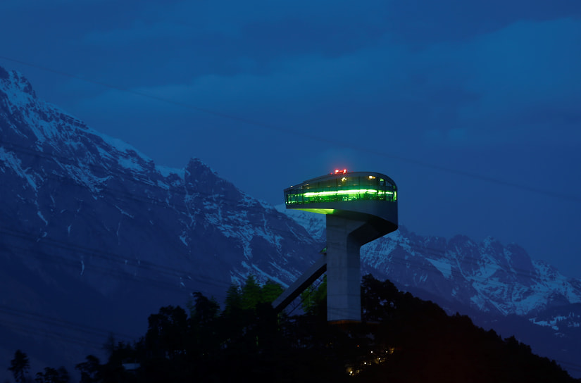 Лыжный трамплин «Бергизель» в австрийском Инсбруке, построенный в 2002 году. За эту работу Заха Хадид получила австрийскую государственную архитектурную премию