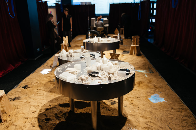 Под слоем песка в этой части пространства «Игра» на фестивале «Архитектон MMXXV» под стеклом спрятаны сокровища