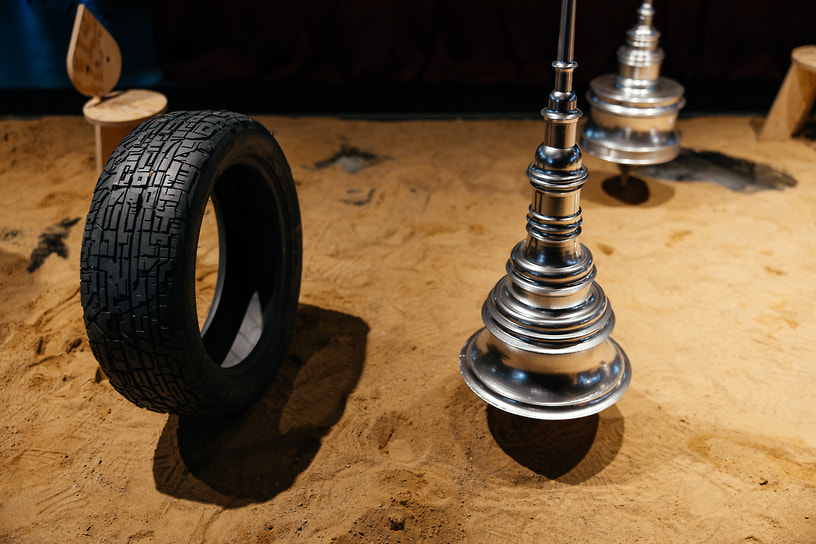 Под слоем песка в этой части пространства «Игра» на фестивале «Архитектон MMXXV» под стеклом спрятаны сокровища