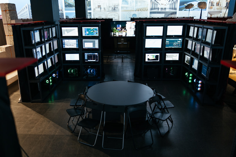 Одно из бюро-участников пространства «Игра» на фестивале «Архитектон MMXXV» транслирует работу своих сотрудников в прямом эфире