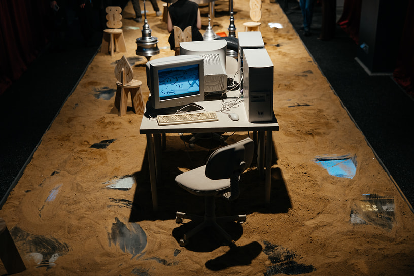 Под слоем песка в этой части пространства «Игра» на фестивале «Архитектон MMXXV» под стеклом спрятаны сокровища