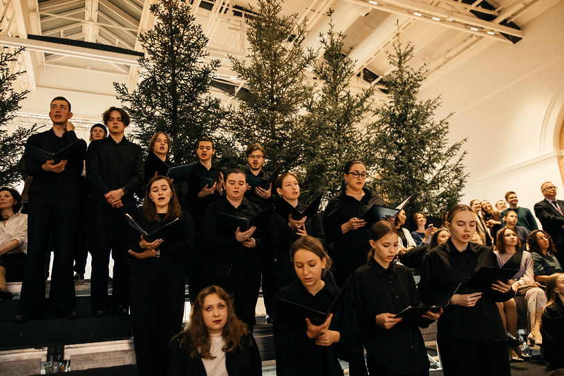 Выступление хора на церемонии открытия фестиваля «Архитектон MMXXV»