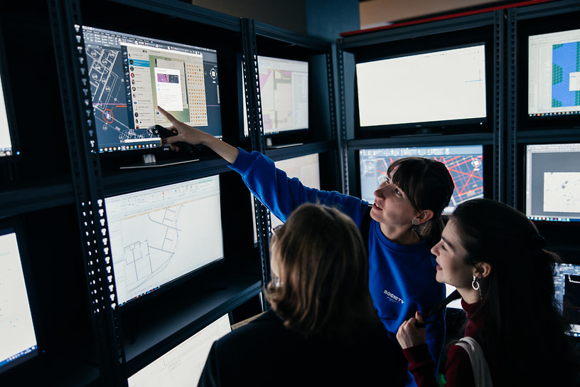 Одно из бюро-участников пространства «Игра» на фестивале «Архитектон MMXXV» транслирует работу своих сотрудников в прямом эфире