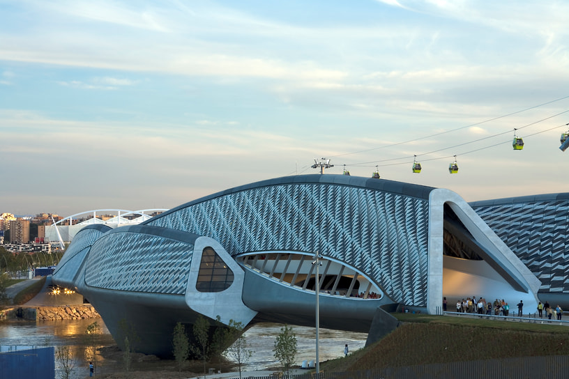 Здание Bridge Pavilion (Павильон моста), построенное к выставке Expo 2008 в Сарагосе (Испания). К моменту открытия павильон выполнял функции пешеходного моста и выставочного зала. Сегодня в Bridge Pavilion находится музей современных технологий