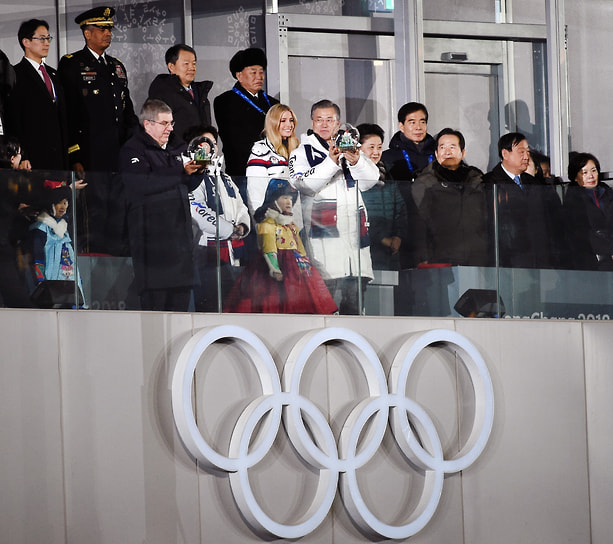 С президентом Международного олимпийского комитета Томасом Бахом (слева на первом плане) и президентом Южной Кореи Мун Чжэ Ином (шестой справа на первом плане) на закрытии Олимпийских игр в Пхенчхане, 2018 год