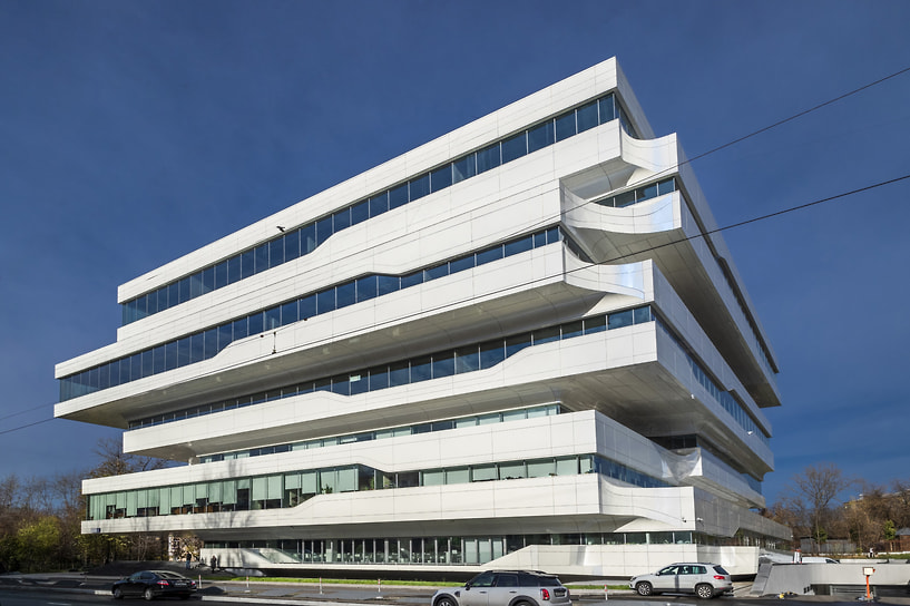 «Масштаб Москвы – неправдоподобный. Она является одним из наиболее захватывающих городов в мире. Масштаб этого мегаполиса превышает в два или три раза многие крупнейшие города. Если вы посмотрите на город с высоты Ленинских гор, вы увидите, что сталинские небоскребы отражают в своей эстетике башни Кремля, но в большем масштабе. В наши дни там многое сносится и перестраивается, они просто не понимают ценности многих вещей».
&lt;br>На фото: бизнес-центр Dominion Tower, построенный на юго-востоке Москвы в 2015 году