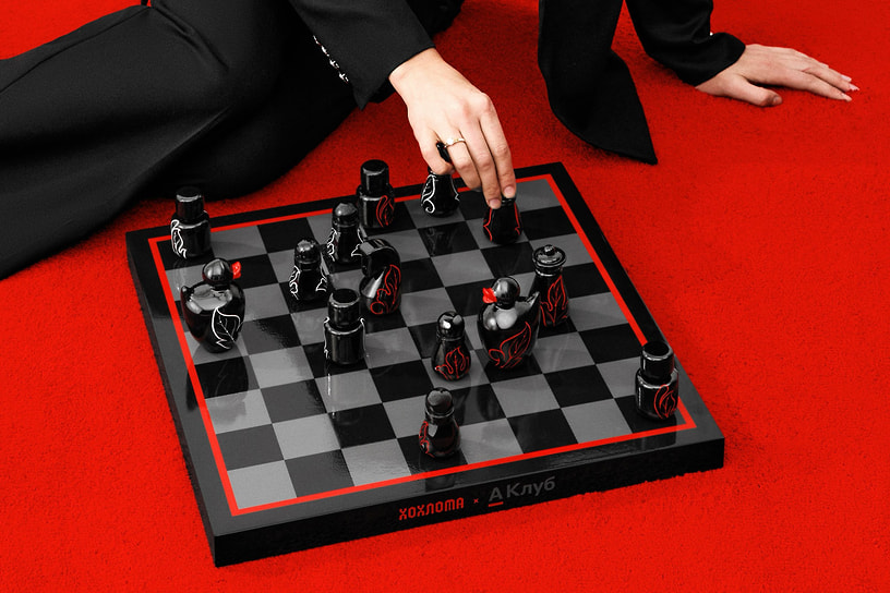 Шахматы от А-Клуба и бренда «Хохлома», созданные мастерами фабрики «Хохломская роспись»