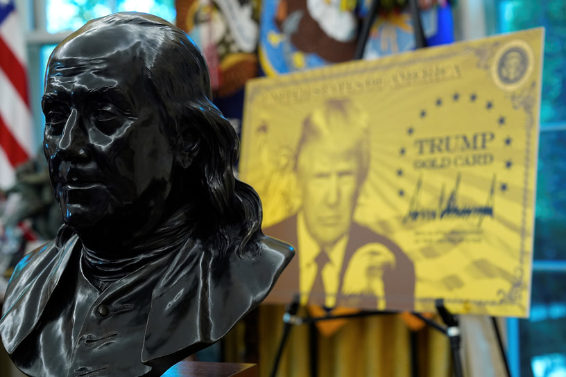 Бюст одного из отцов-основателей США Бенджамина Франклина и «Золотая карта Трампа»