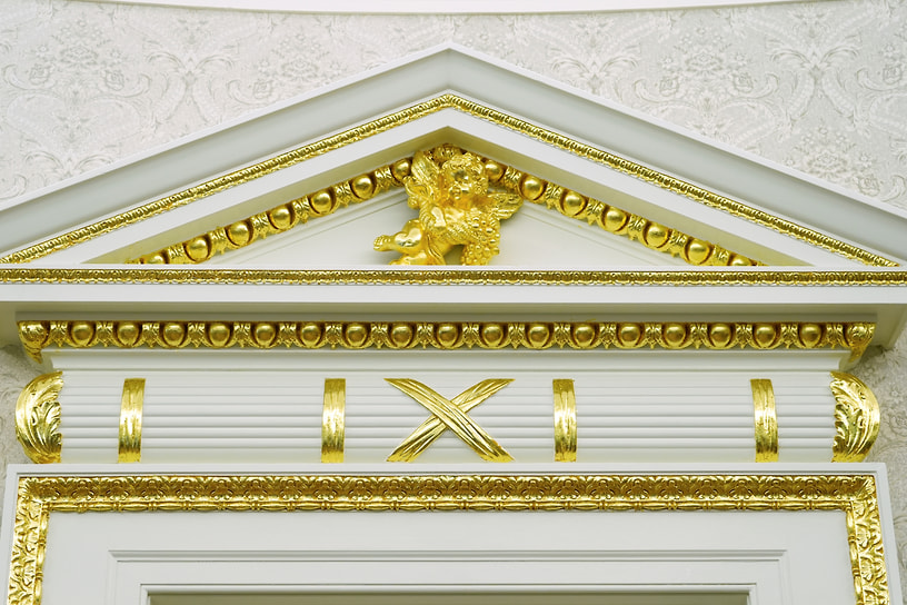 Фрагмент золотого декора над дверью в Овальный кабинет