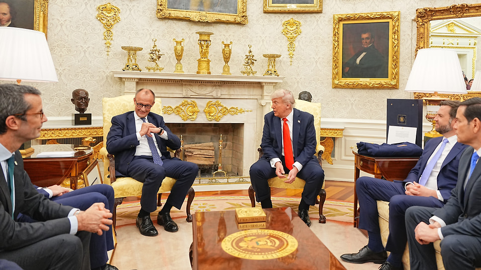 Дональд Трамп (в центре справа), канцлер Германии Фридрих Мерц (в центре слева) и вице-президент Джей Ди Вэнс (второй справа) в Овальном кабинете, 2025