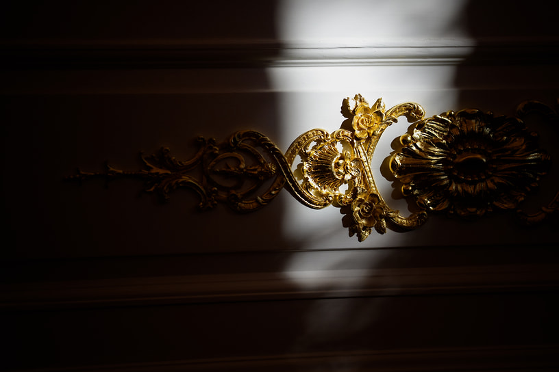 Золотая лепнина на стене Овального кабинета