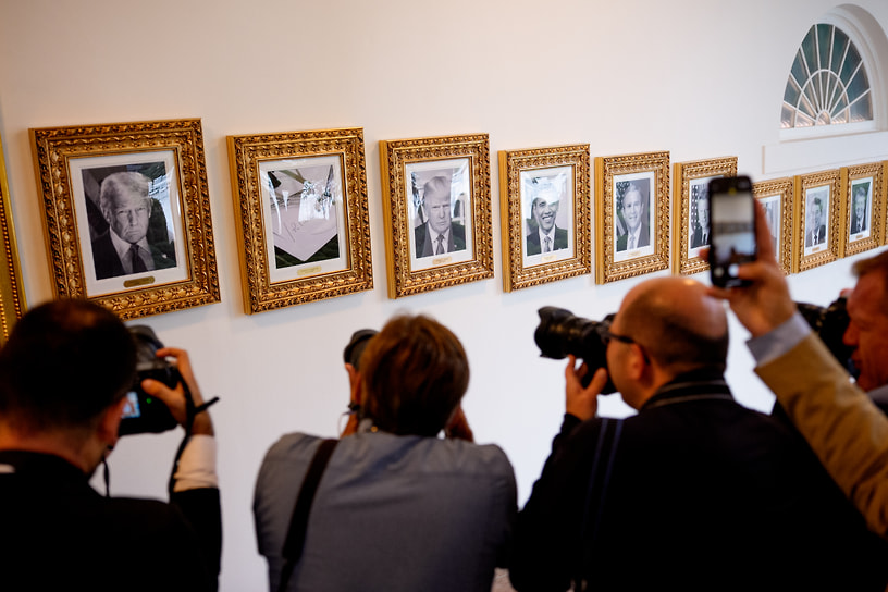 В Розовом саду Белого дома среди черно-белых портретов американских лидеров теперь можно увидеть снимок автоподписи документов. Он занял место фотографии президента США Джо Байдена по распоряжению Дональда Трампа