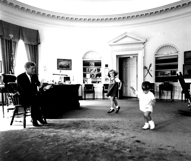 Джон Кеннеди с детьми Джоном Кеннеди-младшим и Кэролайн Кеннеди, 1962