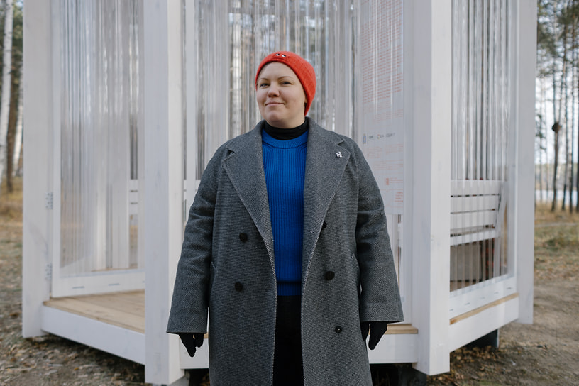 Архитектор и художник Ольга Рокаль рядом со своей «Теплицей» в Рефтинском