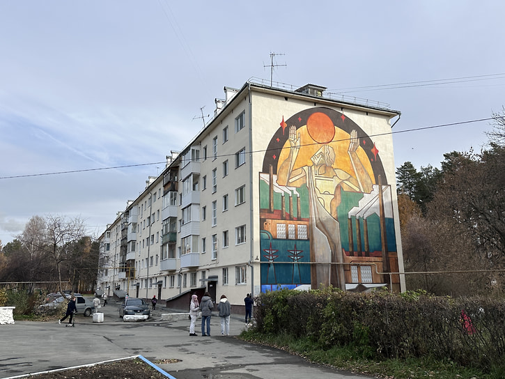 Мурал Кирилла Ведерникова «Человек, держащий солнце»