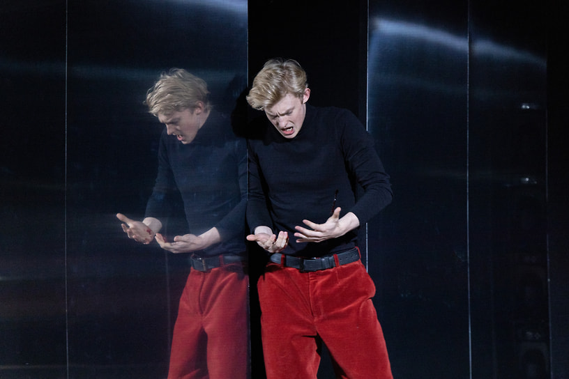 Сцена из спектакля «С любимыми не расставайтесь», режиссер Артур Касимов