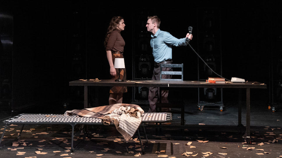 Сцена из спектакля «С любимыми не расставайтесь», режиссер Артур Касимов