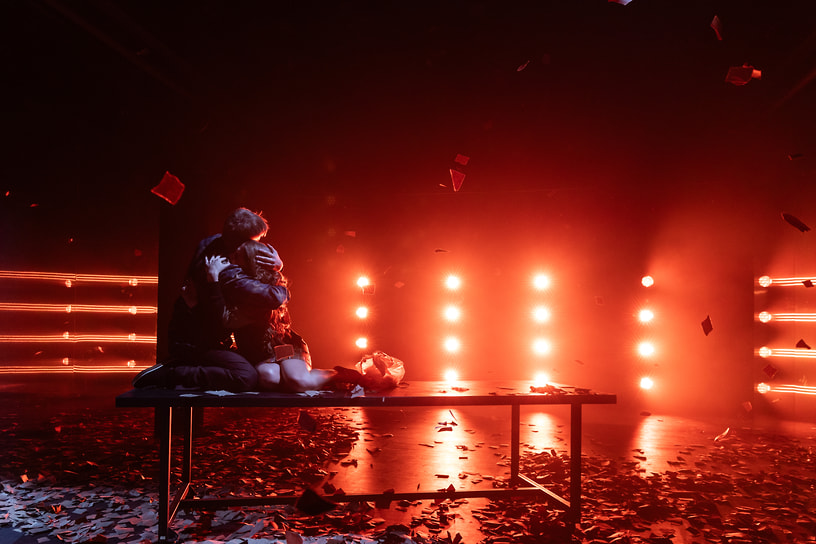 Сцена из спектакля «С любимыми не расставайтесь», режиссер Артур Касимов