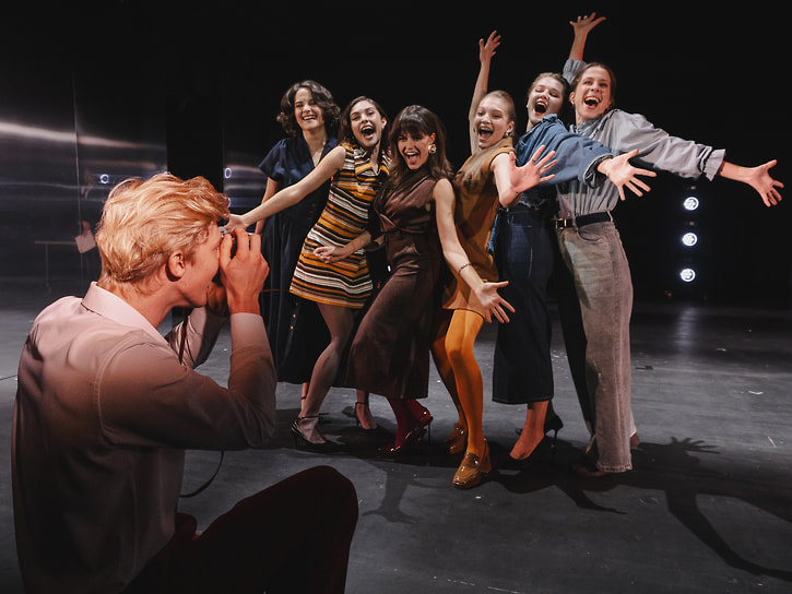 Сцена из спектакля «С любимыми не расставайтесь», режиссер Артур Касимов