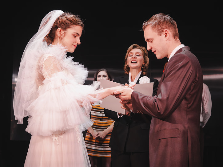 Сцена из спектакля «С любимыми не расставайтесь», режиссер Артур Касимов