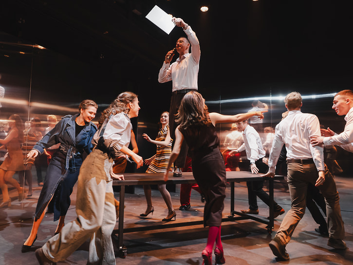 Сцена из спектакля «С любимыми не расставайтесь», режиссер Артур Касимов