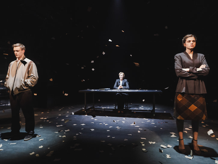 Сцена из спектакля «С любимыми не расставайтесь», режиссер Артур Касимов