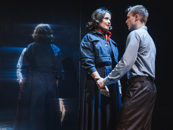 Сцена из спектакля «С любимыми не расставайтесь», режиссер Артур Касимов