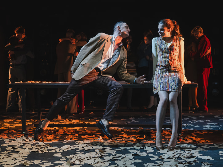 Сцена из спектакля «С любимыми не расставайтесь», режиссер Артур Касимов