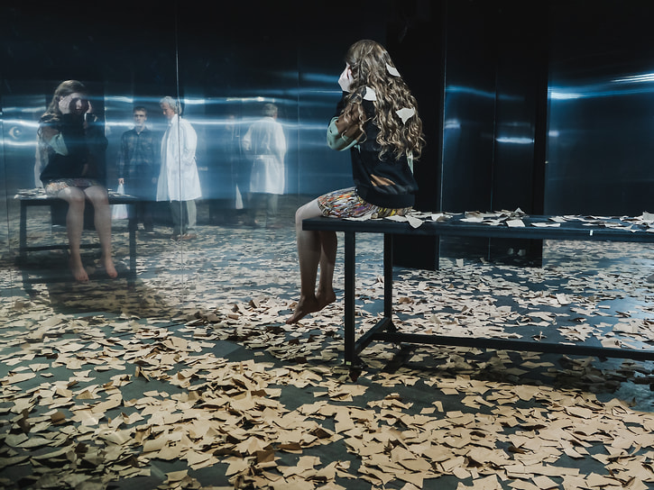 Сцена из спектакля «С любимыми не расставайтесь», режиссер Артур Касимов