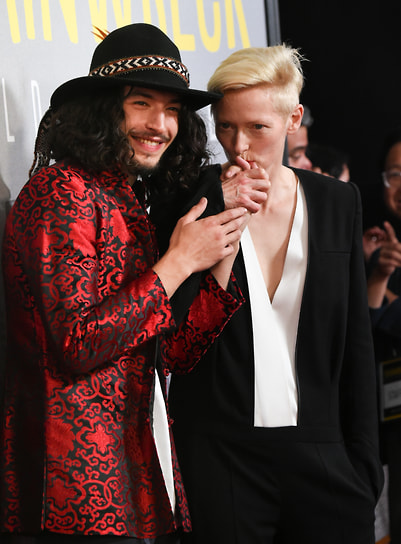 «Меня не воспринимали как девочку, а я себя ей и не считала. Я отключила в себе сексуальность и находила это очень комфортным»,— говорит о себе Тильда. Она также признавалась, что считает себя инопланетным существом