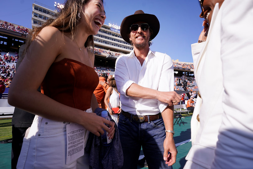 В 2020 году вышла криминальная комедия Гая Ричи «Джентльмены» о столкновении талантливого выпускника Оксфорда с влиятельным кланом миллиардеров из США. Макконахи сыграл там одну из главных ролей