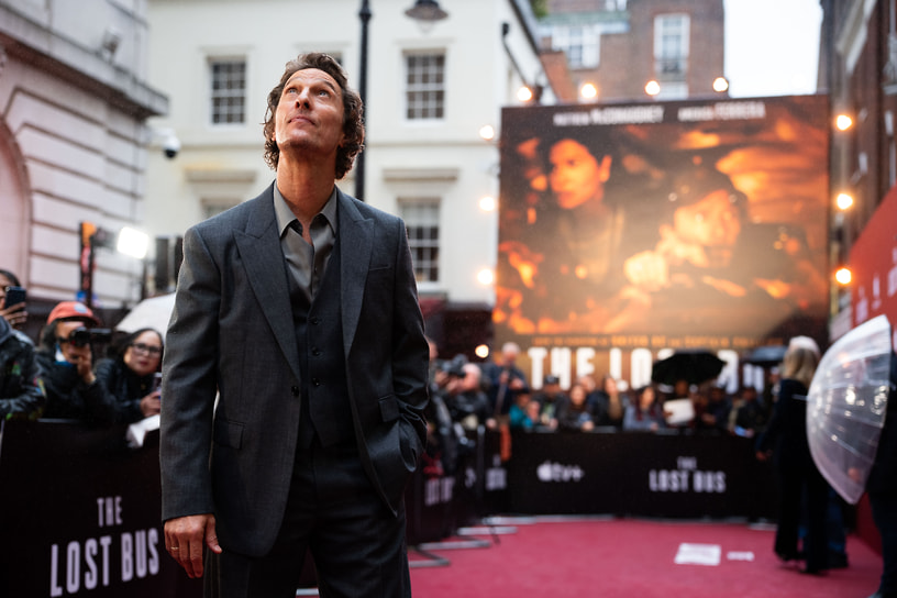 На премьере фильма «Школьный автобус» (2025) в Лондоне. В картине Макконахи исполнил роль водителя автобуса, который везет детей в безопасное место во время пожара 2018 года в Калифорнии