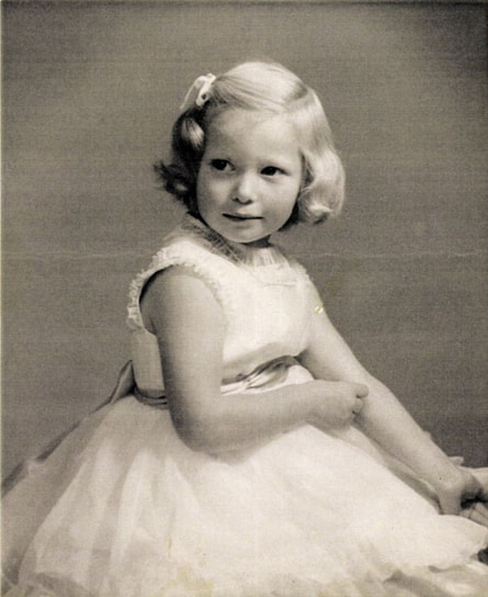 Кэтрин Матильда (Тильда) Суинтон родилась 5 ноября 1960 года в Лондоне в аристократической шотландской семье. В юности увлекалась театром, пела в хоре. После окончания колледжа уехала в Африку, где два года преподавала в школах Кении и ЮАР