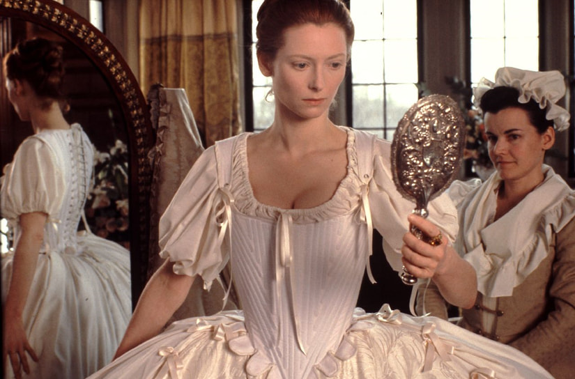 Дебют Тильды Суинтон в кино состоялся в 1986 году, она сыграла натурщицу итальянского художника Караваджо в одноименной ленте режиссера-авангардиста Дерека Джармена. Наиболее известным ее фильмом того времени стал «Орландо» (на фото) по роману Вирджинии Вулф. Главный герой, сыгранный актрисой, часть фильма предстает в образе мужчины, а вторую часть проживает как женщина