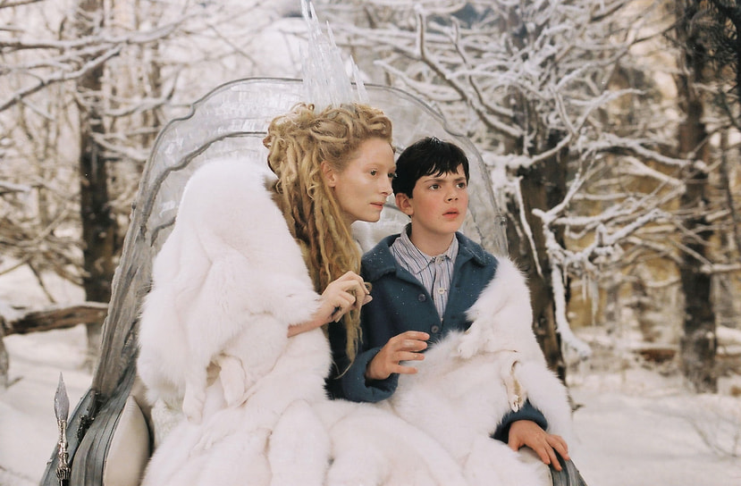 В 2005 году Суинтон сыграла в крупном голливудском проекте «Хроники Нарнии: Лев, колдунья и волшебный шкаф» производства студии The Walt Disney Company. В этой картине она появилась в облике злой колдуньи, погрузившей волшебную страну Нарнию в вечную зиму