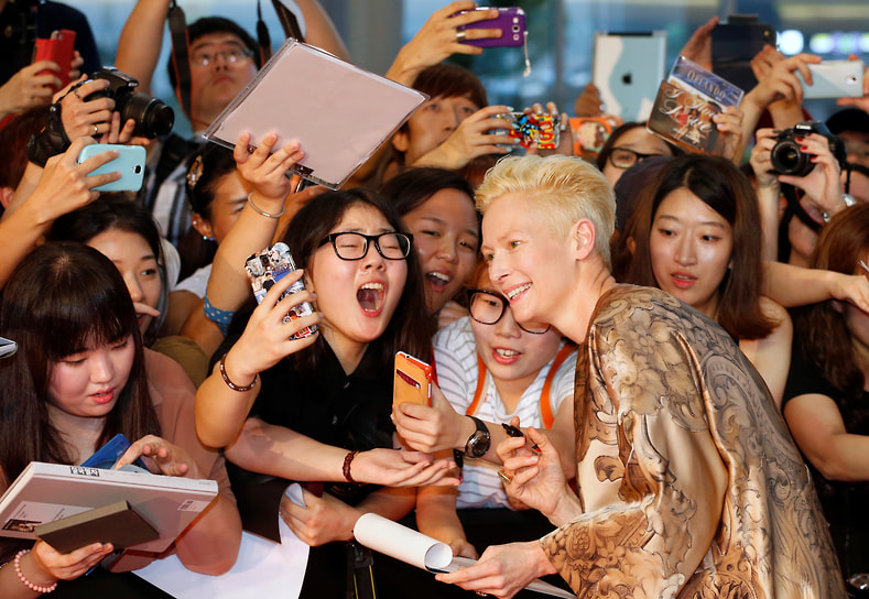 В течение многих лет Суинтон сотрудничает с Оливье Сайяром, директором Парижского музея городской моды. Один из результатов их совместного творчества — перформанс Cloakroom. В нем актриса выполняла работу гардеробщицы. Она принимала и развешивала верхнюю одежду зрителей, а затем примеряла ее на себя