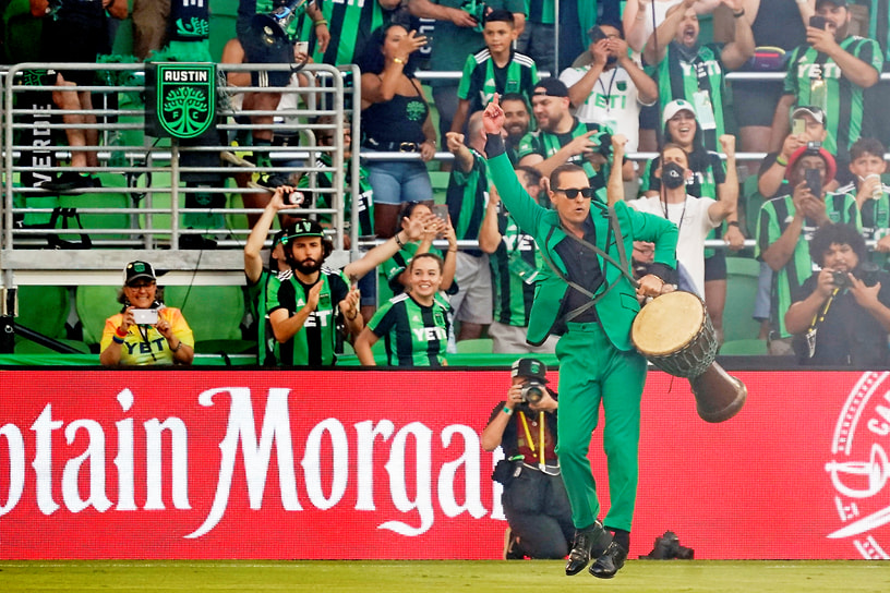 В 2023 году актер озвучил анимационную версию Элвиса Пресли в мультсериале Netflix «Агент Элвис»