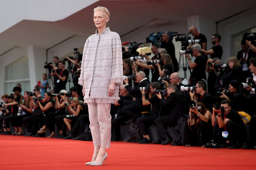 Тильда Суинтон на премьере «Комнаты по соседству» на Венецианском кинофестивале, где картина получила высокие оценки от критиков и выиграла «Золотого льва» 