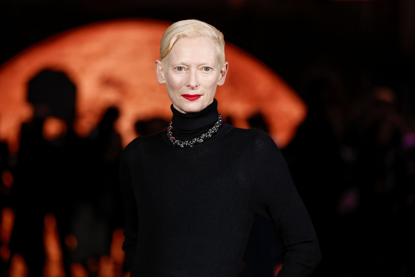 Тильда Суинтон на Неделе моды в Париже в 2025 году