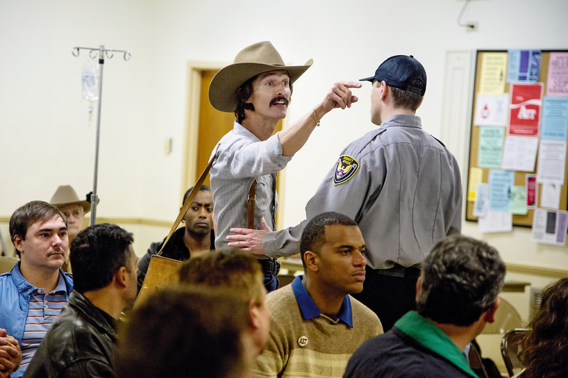 «Мое тело ныло, хотя я как мог старался поддерживать здоровье. Давление, прочие показатели — все было в норме. Энергии — хоть отбавляй. А мозги просто кипели! Мне хватало трех часов, чтобы выспаться. Это был настоящий пост длиной в полгода, очищение души и разума»&lt;br>В 2013 году Мэттью Макконахи сыграл в малобюджетной драме «Далласский клуб покупателей». Актер похудел на 20 кг для роли ковбоя Рона Вудруфа, больного СПИДом