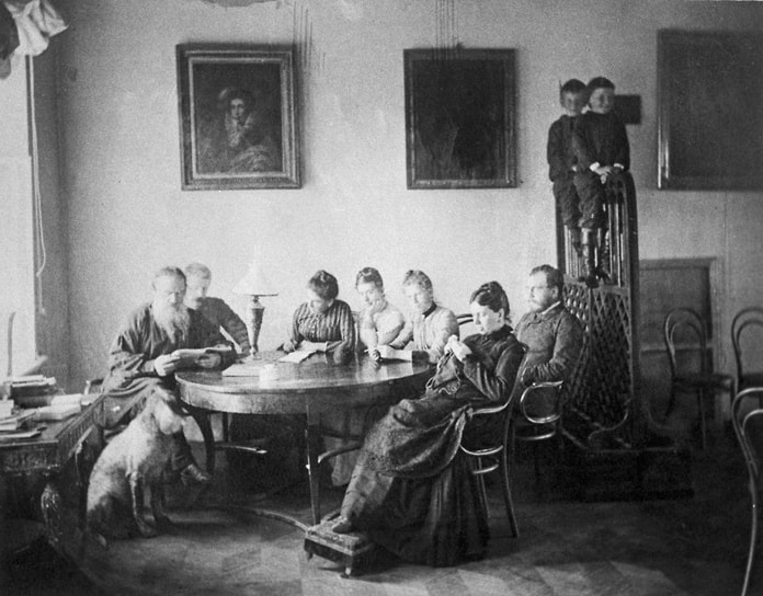 Лев Толстой в кругу семьи и гостей в Ясной Поляне, 1887
